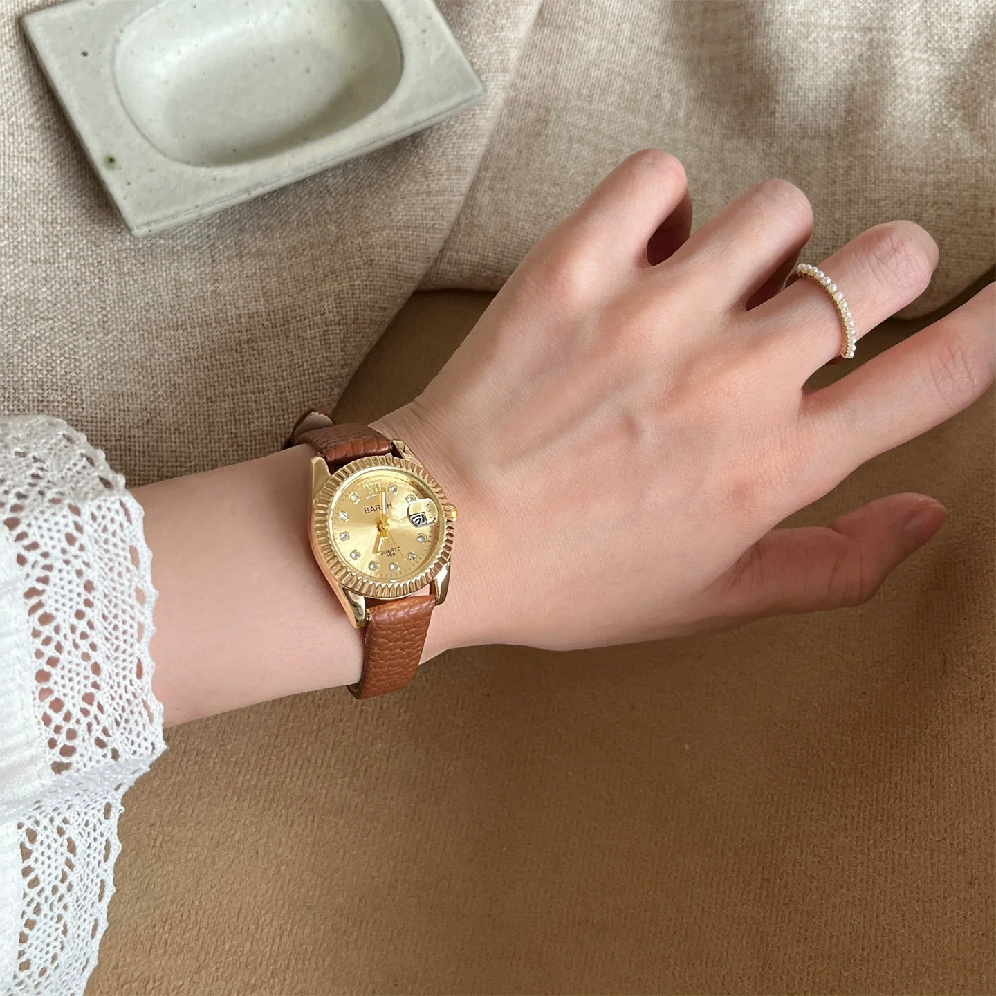 Ladies Metal Casual Round Dial Medieval Style Watch With Convex Lens Design And Calendar - Image 5