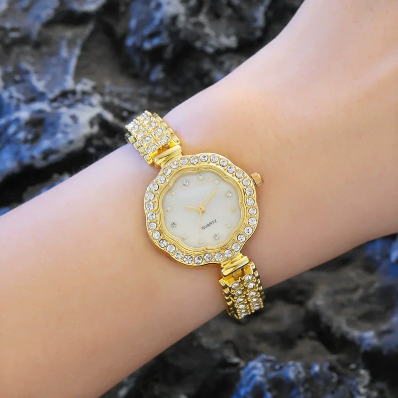 Ladies Metal Flower Shape Fashion Watch Wholesale - Image 4