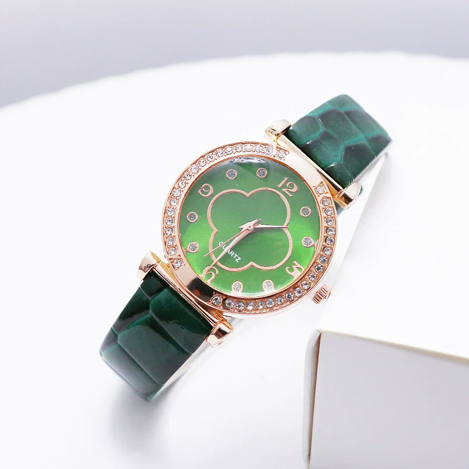 Ladies Quartz Leather And Alloy Watch With Fourleaf Clover Design Pu Strap Stainless Steel Buckle Round Dial