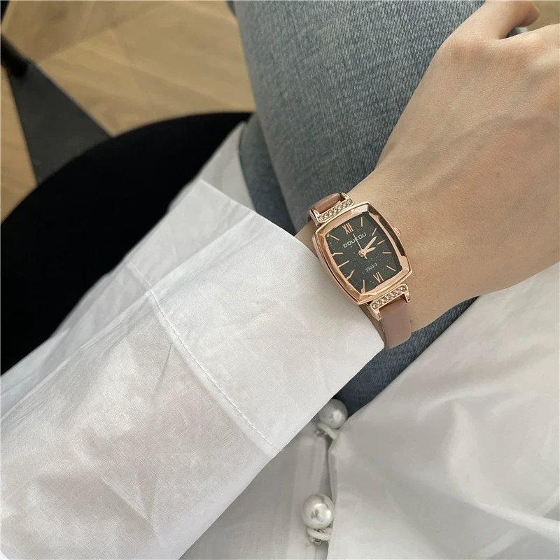 Ladies Small Wine Barrel Retro Quartz Waterproof Watch Alloy Case Ordinary Glass Mirror Leisure Style - Image 2