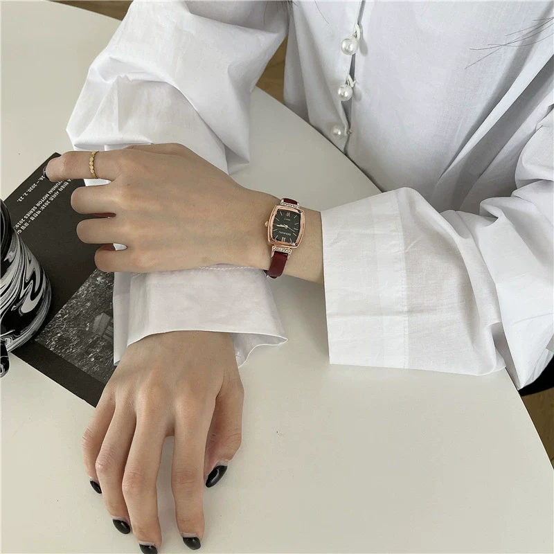 Ladies Small Wine Barrel Retro Quartz Waterproof Watch Alloy Case Ordinary Glass Mirror Leisure Style - Image 4