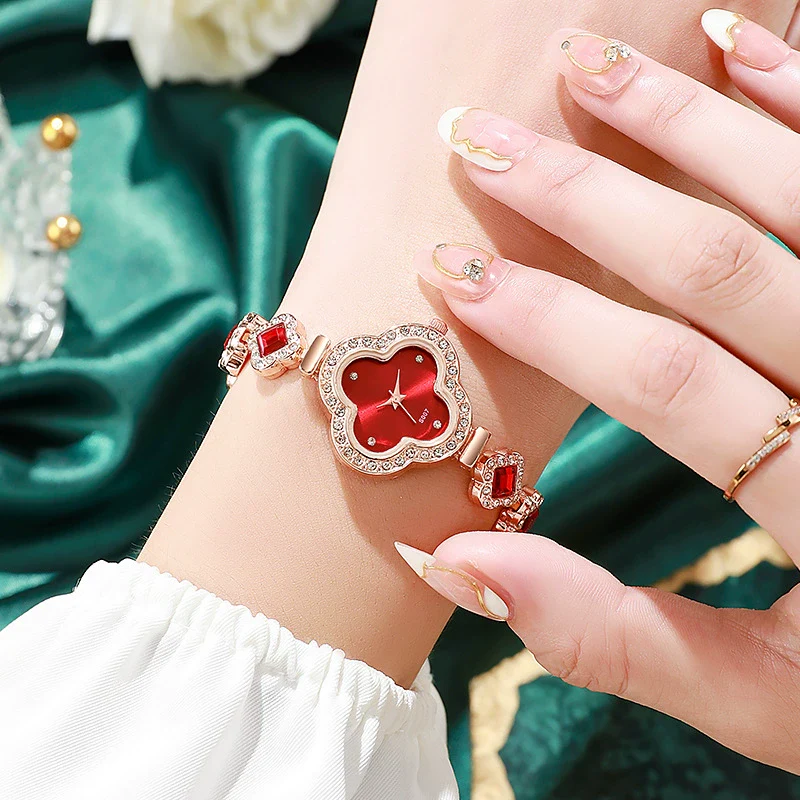 Leisure Fourleaf Clover Alloy Bracelet Quartz Watch For Women With Rhombus Dial - Image 2