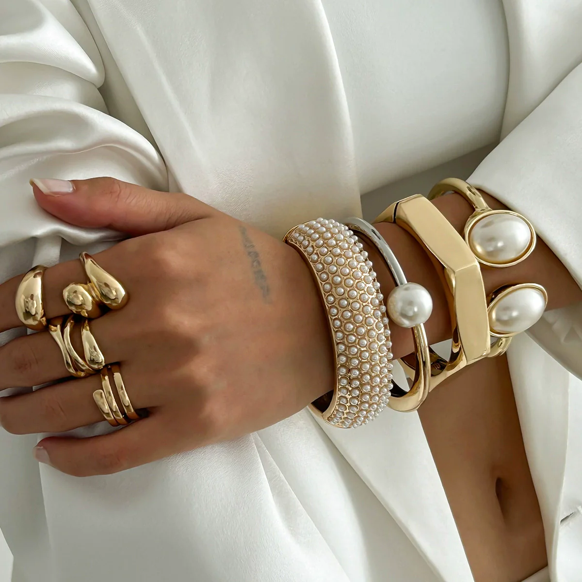 Leisure Style Pearl And Alloy Open Trim Oval Bracelet With Electroplating - Image 3