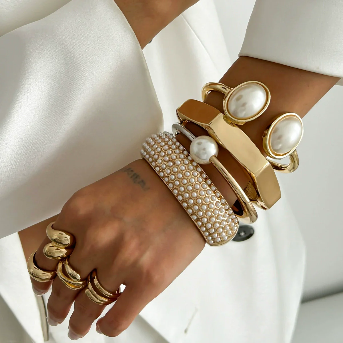 Leisure Style Pearl And Alloy Open Trim Oval Bracelet With Electroplating - Image 4