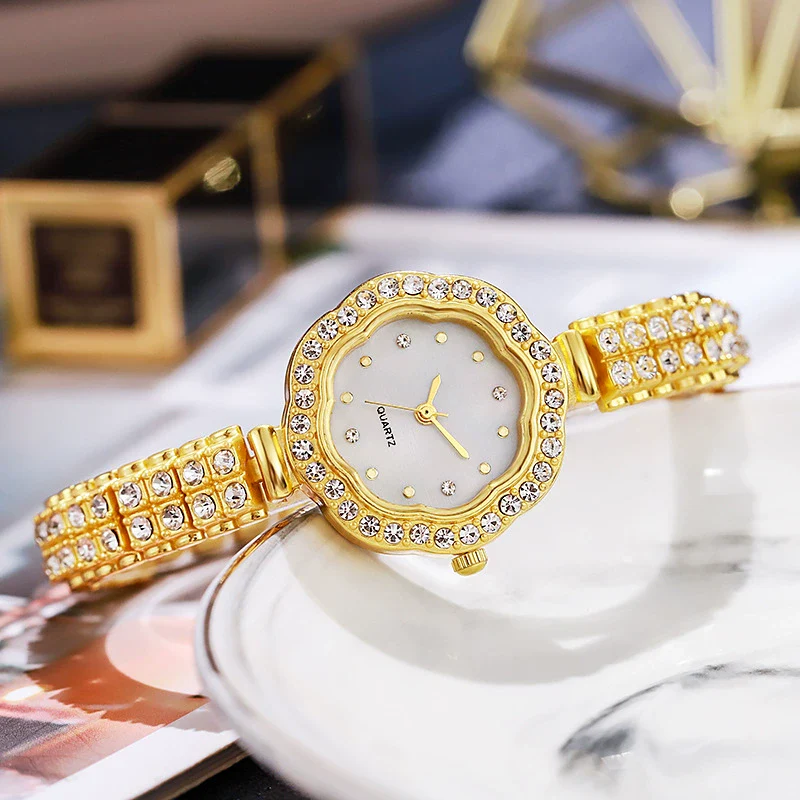 Leisure Women's Alloy Watch With Rhombus Dial And Stainless Steel Buckle - Image 2