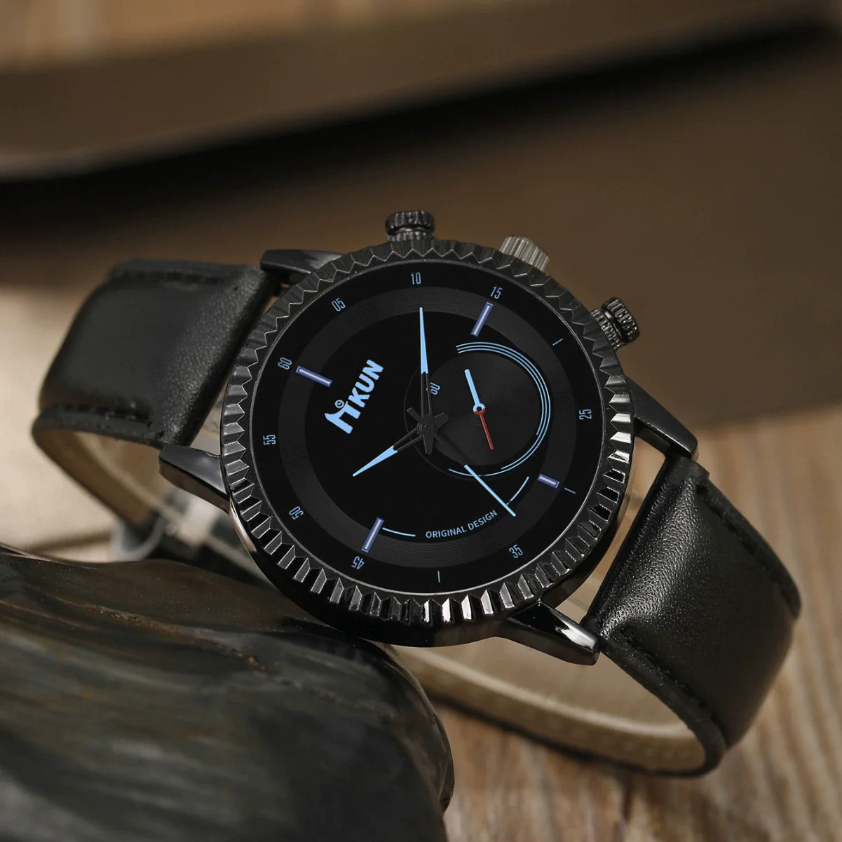 Men's Alloy Case Imitation Leather Strap Quartz Watch With Round Dial And Printed Logo Gear Dial Design Pin Buckle Plain Crown Ordinary Glass Mirror - Image 5