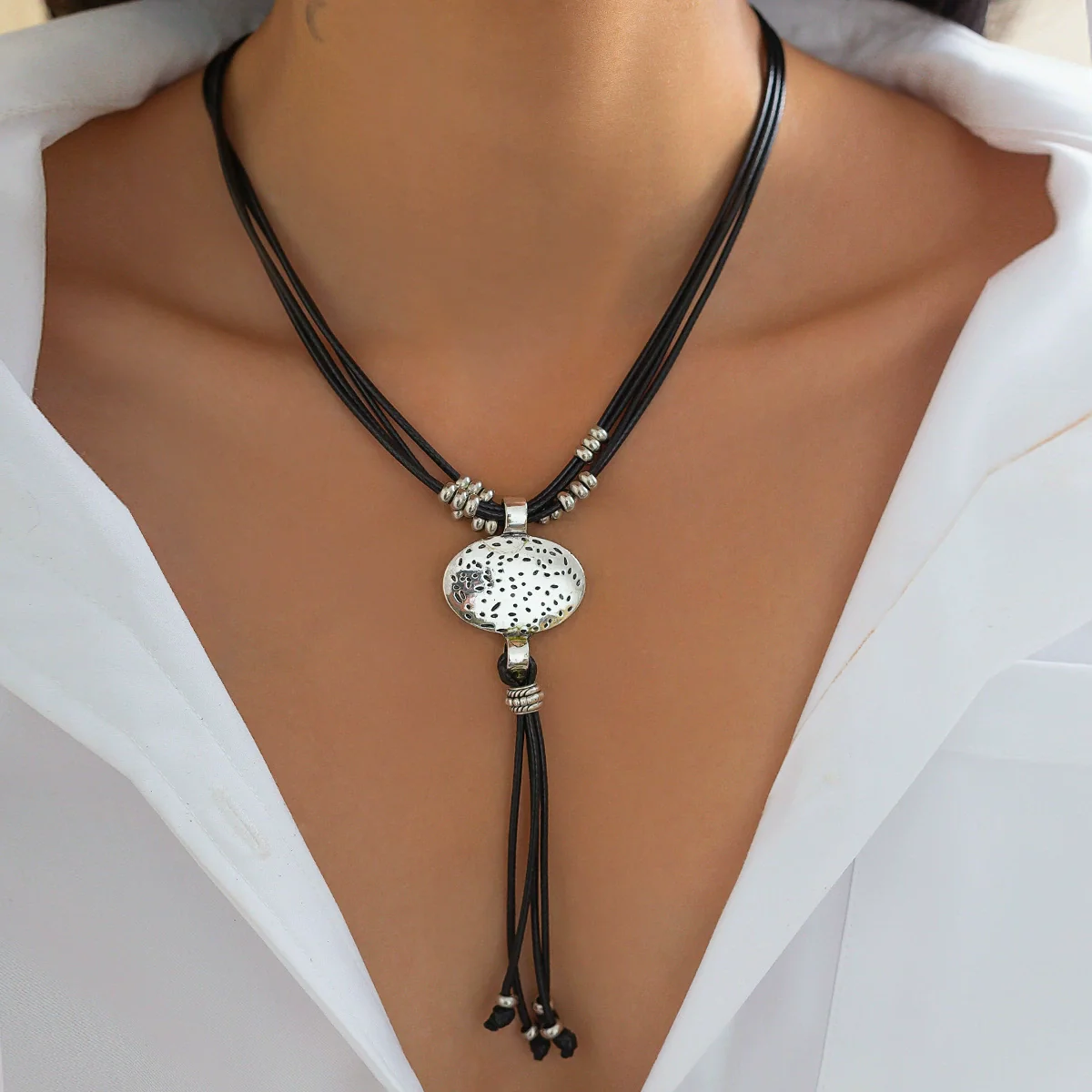 Metal Elbow Hiphop Style Geometric Relief Pendant Beaded Clavicle Necklace Alloy Electroplated - Image 9