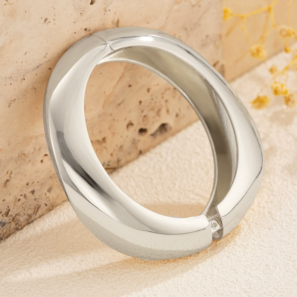 Metal Electroplated Geometric Smooth Opening Water Droplets Hug Bracelet For Women - Image 4