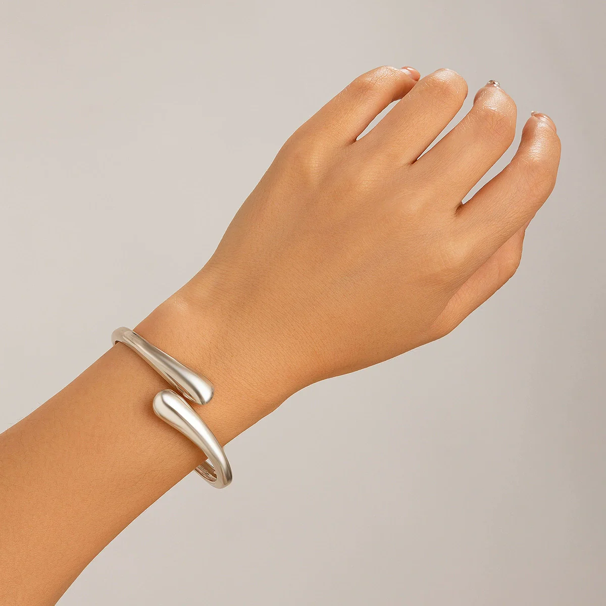 Metal Electroplated Geometric Smooth Opening Water Droplets Hug Bracelet For Women - Image 7