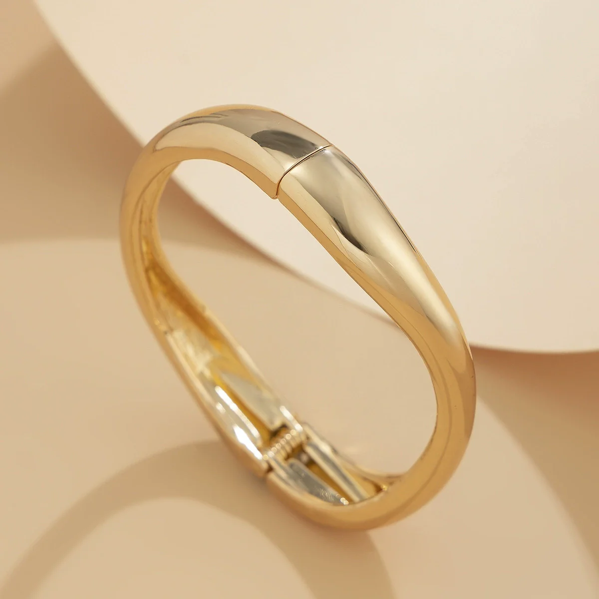 Metal Electroplated Geometric Smooth Opening Water Droplets Hug Bracelet For Women - Image 8
