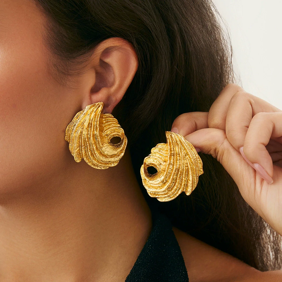 Metal Exaggerated Geometric Ushaped Twisted Cut Out Electroplated Women's Earrings - Image 6