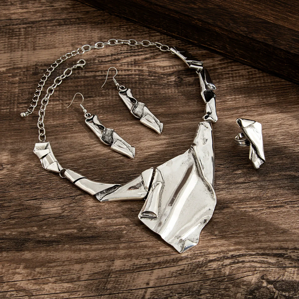 Metal Geometric Exaggerated Irregular Pleated Pendant Necklace For Women Electroplated - Image 3