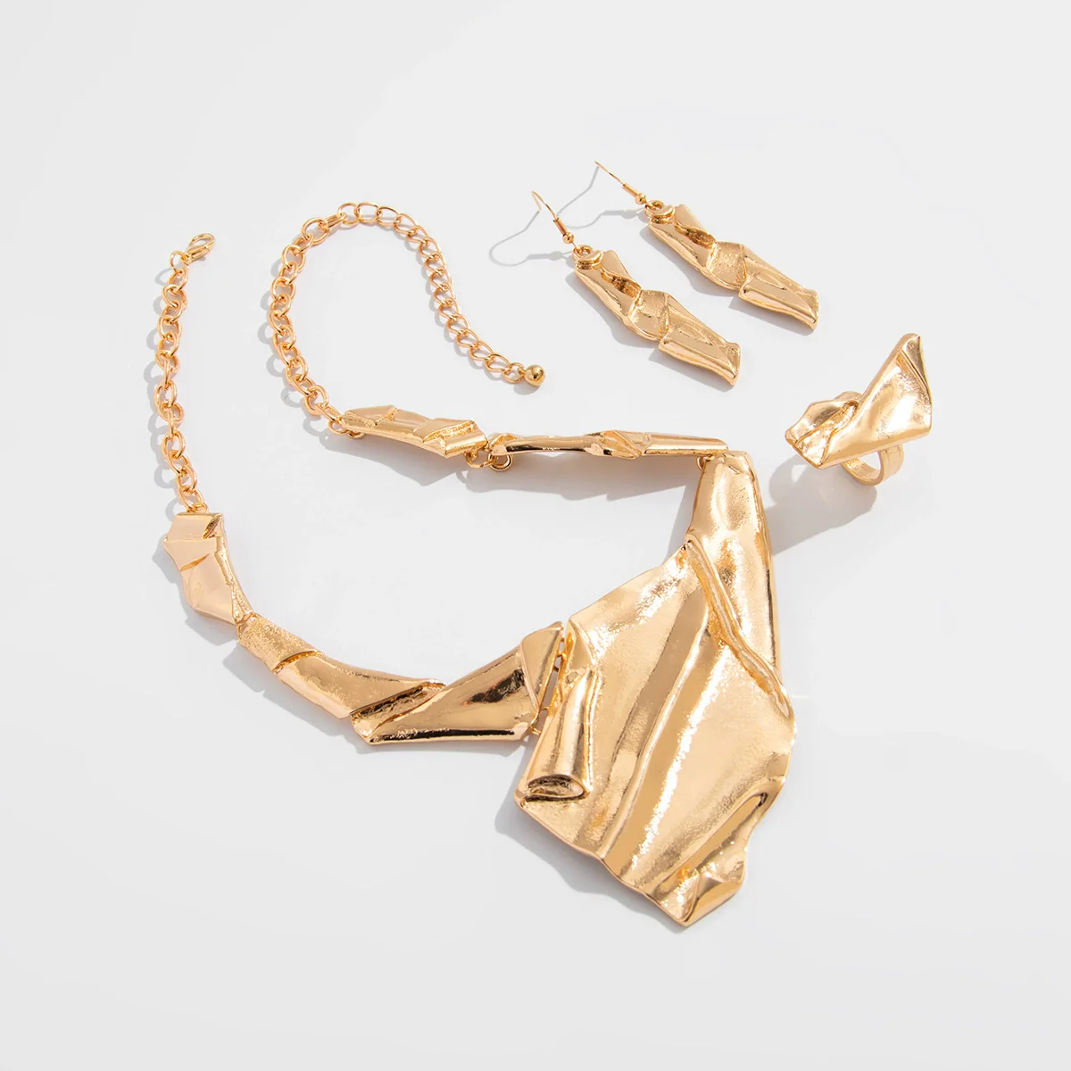 Metal Geometric Exaggerated Irregular Pleated Pendant Necklace For Women Electroplated - Image 4