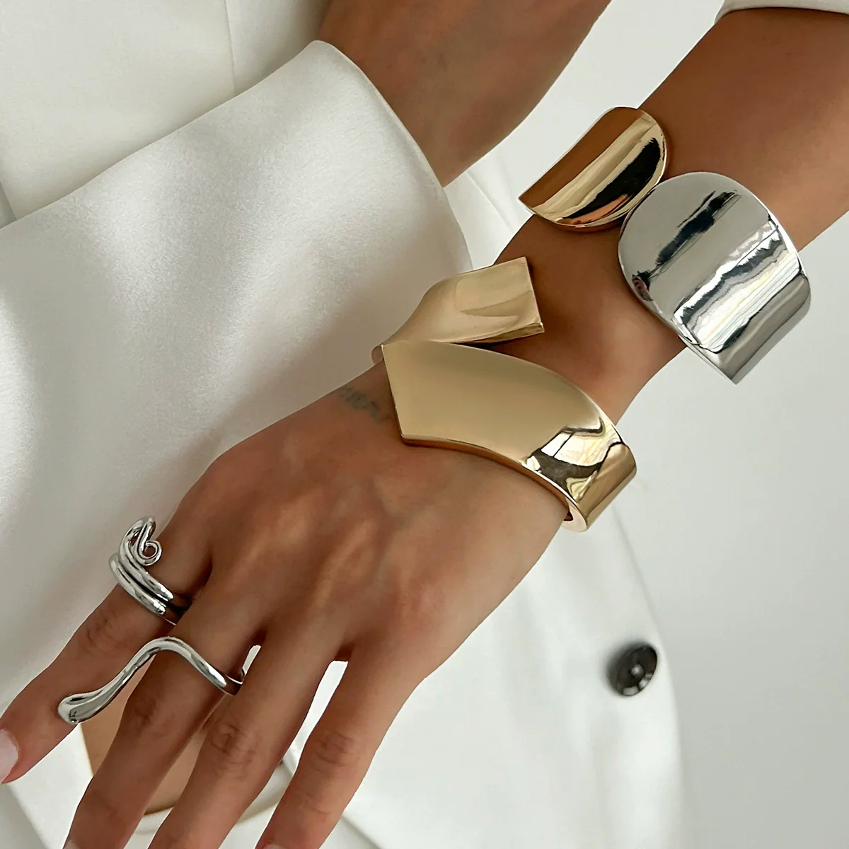 Metal Geometric Snakeshaped Spring Buckle Opening Bracelet For Women With Electroplating Treatment - Image 2