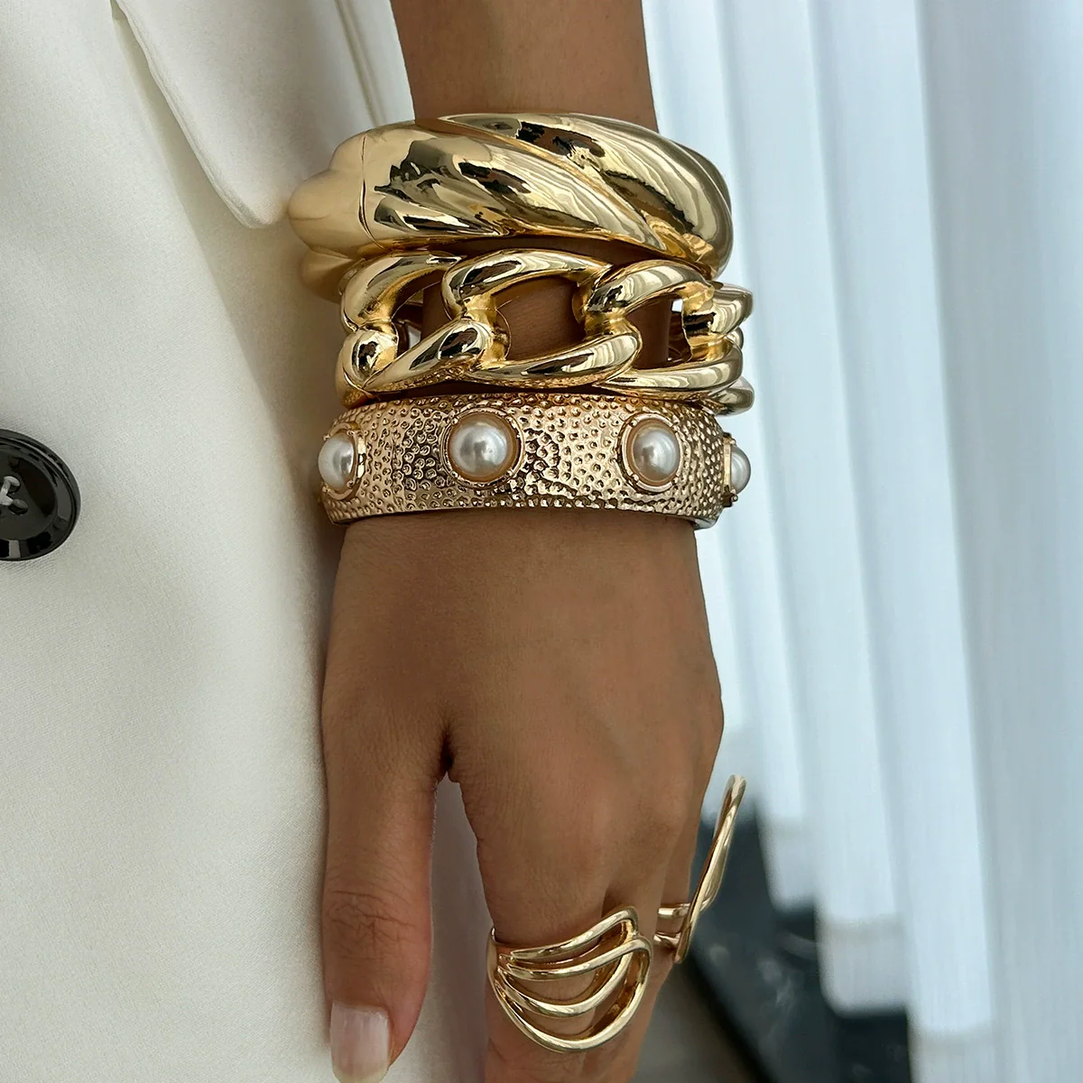 Metal Inlaid Pearl Twist Smooth Spring Buckle Electroplating Geometric Bracelet - Image 3