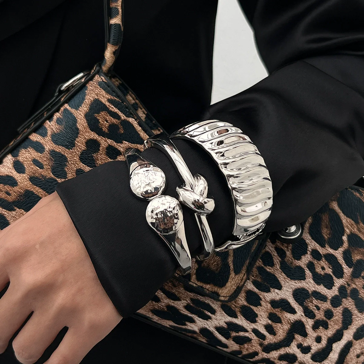 Metal Knotted Smooth Ins Style Geometric Electroplated Bracelet - Image 2
