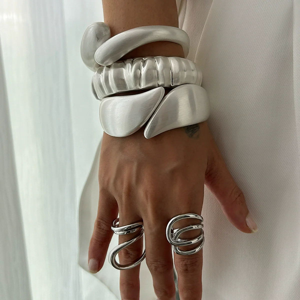 Metal Matte Ins Style Geometric Water Drop Hug Bracelet For Women With Electroplating - Image 2