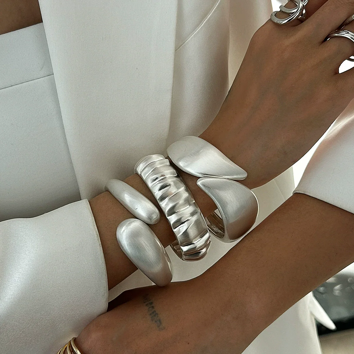 Metal Matte Ins Style Geometric Water Drop Hug Bracelet For Women With Electroplating - Image 3