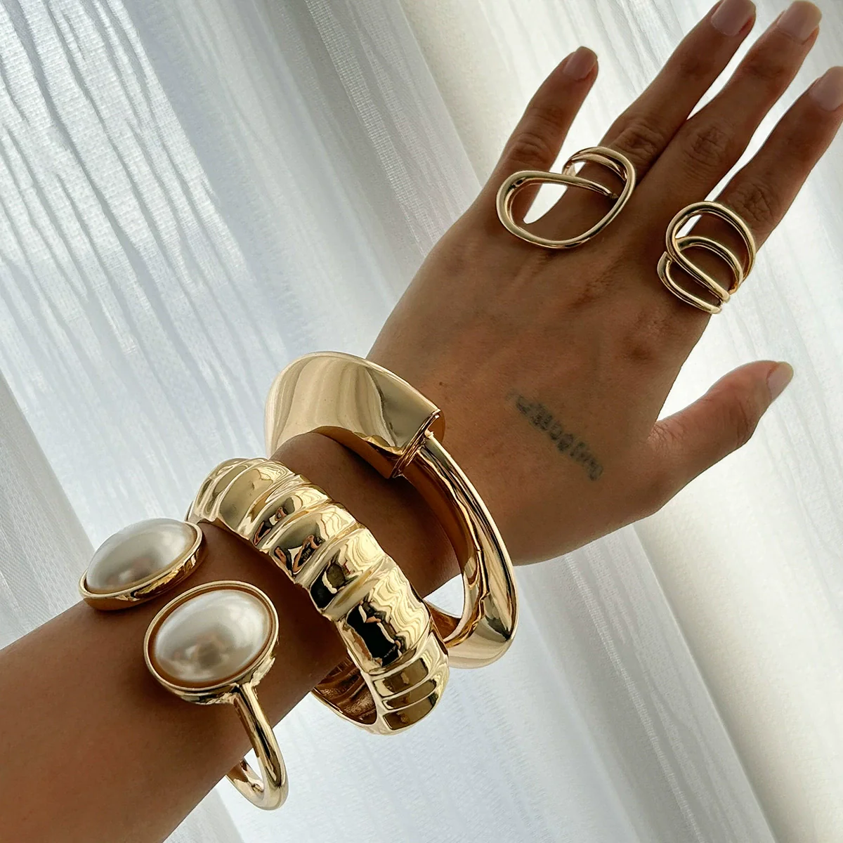 Metal Pleated Open Bracelet For Women With Liquid Metal And Imitation Pearl In Ins Style Electroplated - Image 4