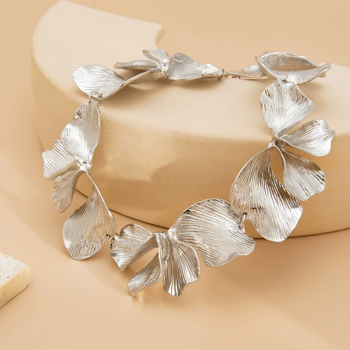 Metal Pleated Petal Geometric Style Women's Electroplated Alloy Necklace - Image 3