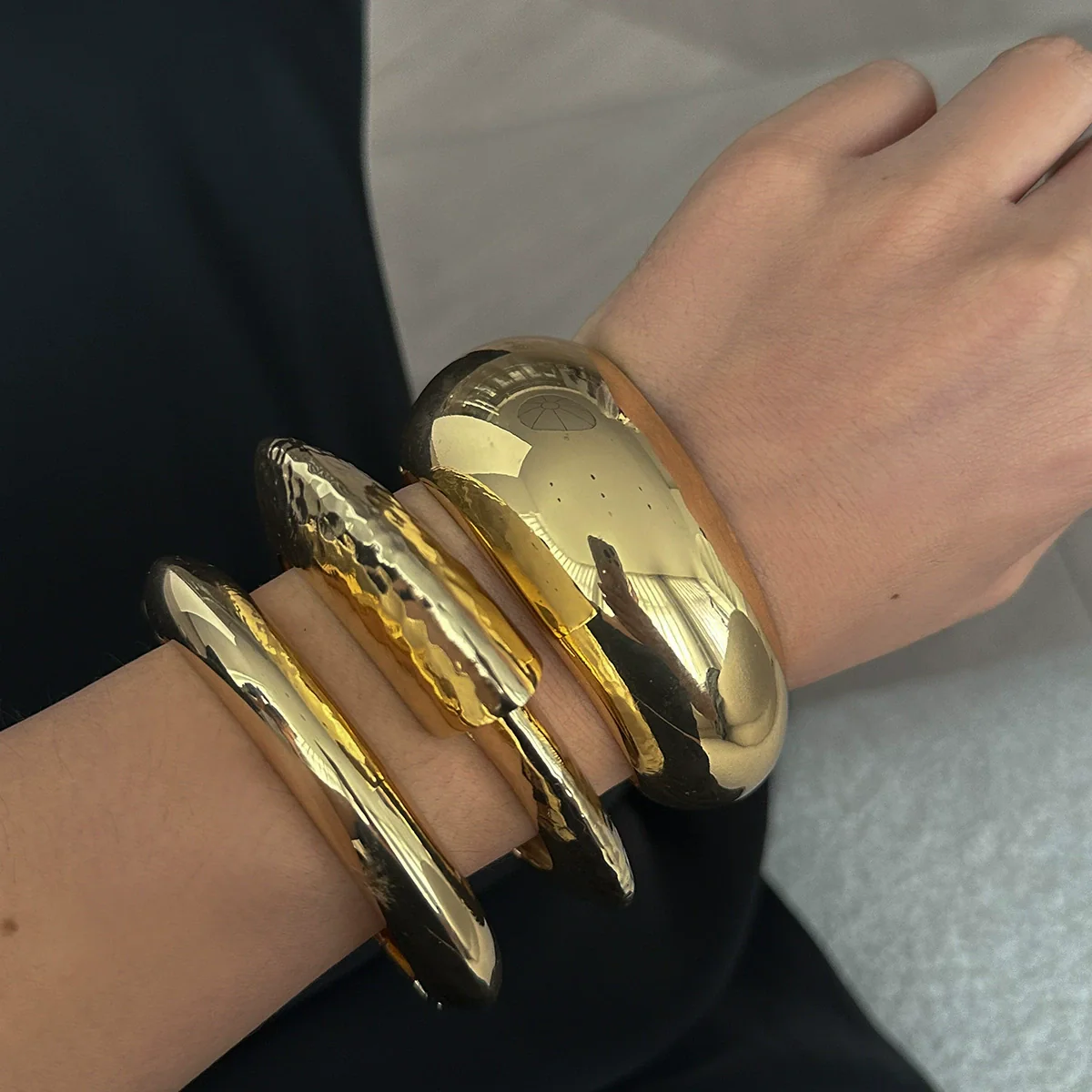 Metal Smooth Spring Buckle Bracelet With Knock Pattern And Electroplating For Women - Image 4