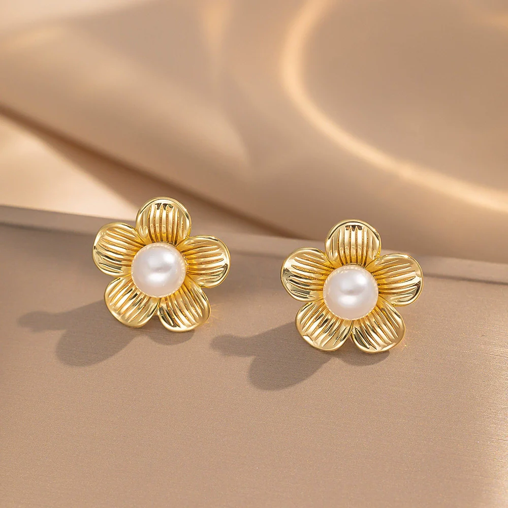 Pearl Flower Geometric Stainless Steel And Copper Electroplated Women's Vintage Fashion Minimalist Ear Studs - Image 3