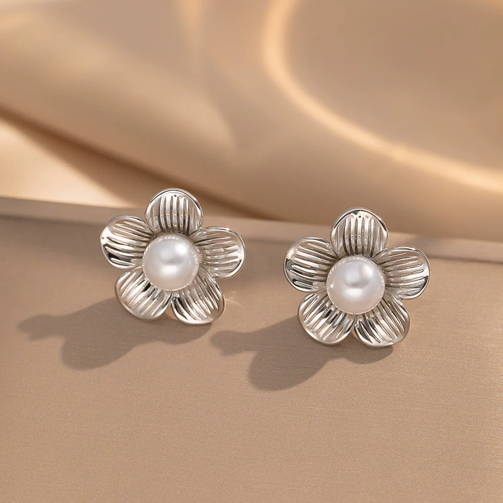 Pearl Flower Geometric Stainless Steel And Copper Electroplated Women's Vintage Fashion Minimalist Ear Studs - Image 4
