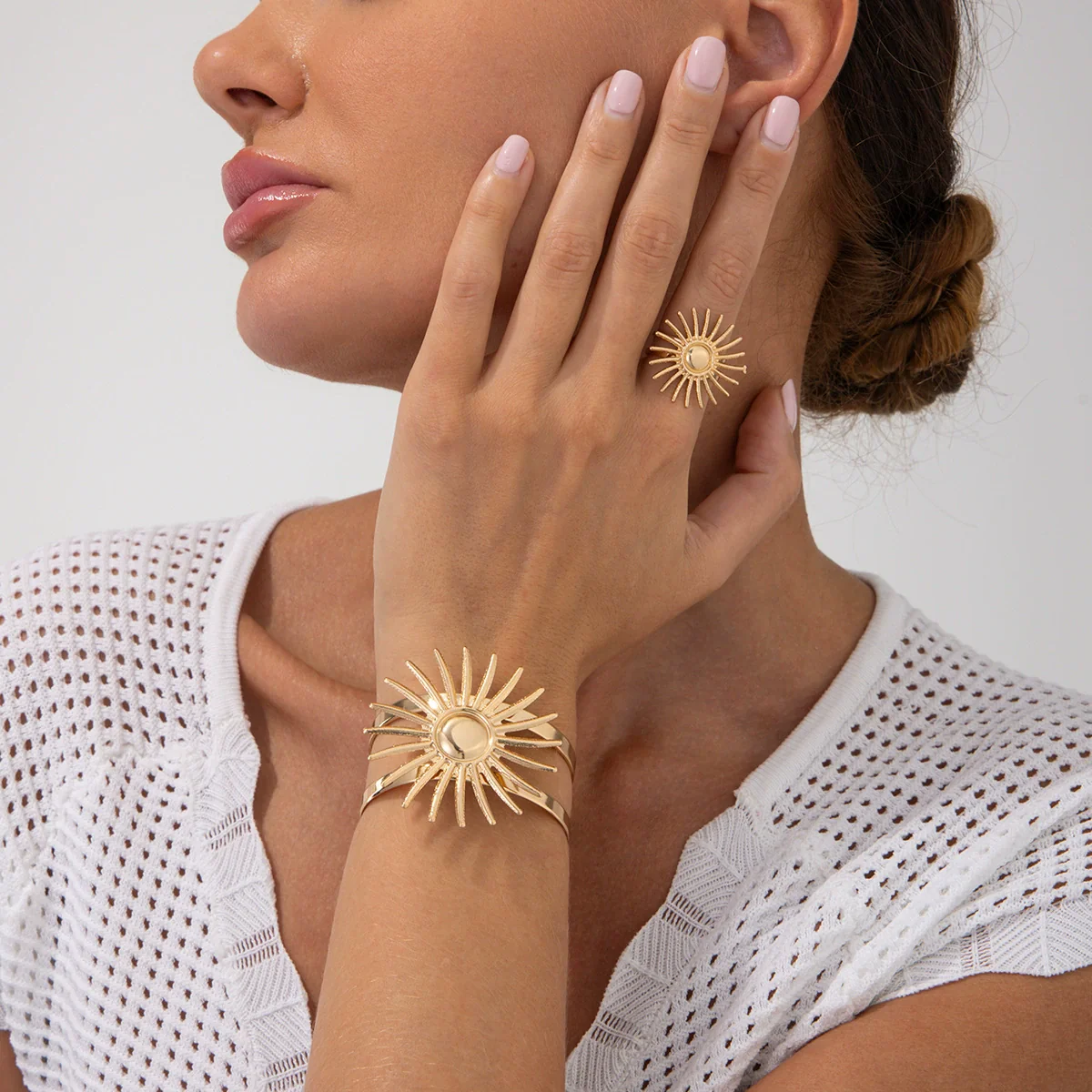 Retro Hollow Sunflower Iron Bracelet For Women With Electroplating
