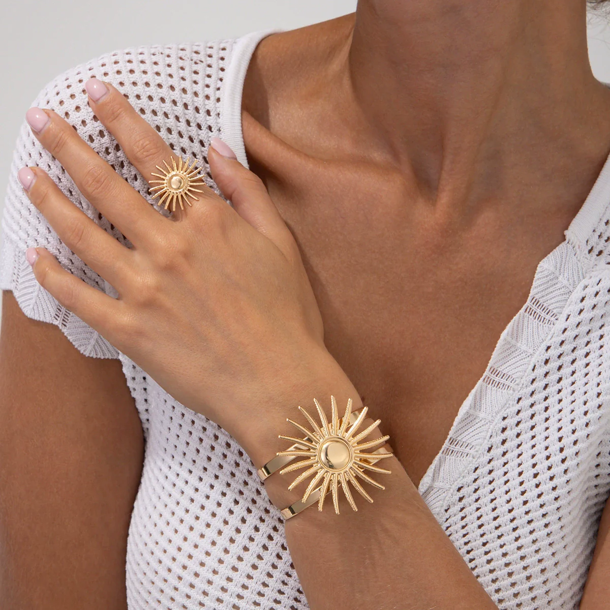 Retro Hollow Sunflower Iron Bracelet For Women With Electroplating - Image 6
