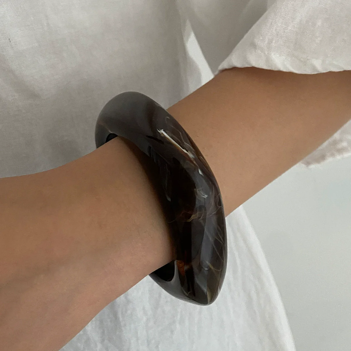 Retro Ins Style Asymmetrical Faceted Acrylic Circle Bracelet With Glue Technique - Image 8