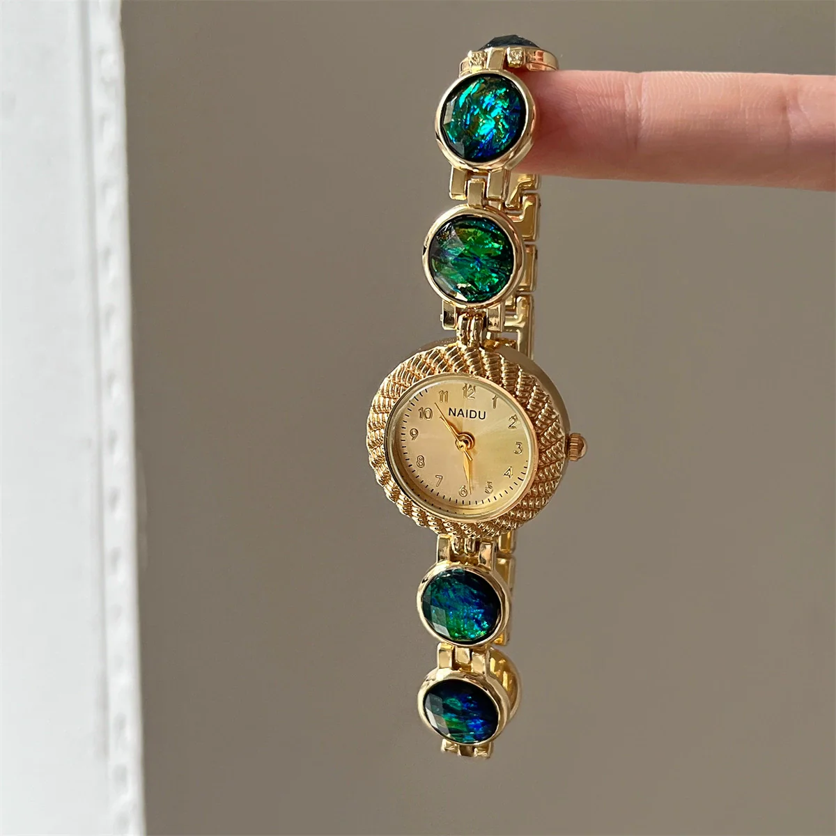 Secondhand Luxury Highend Colorful Women's Metal Bracelet Quartz Watch With Cat's Eye Chain And Round Dial - Image 2