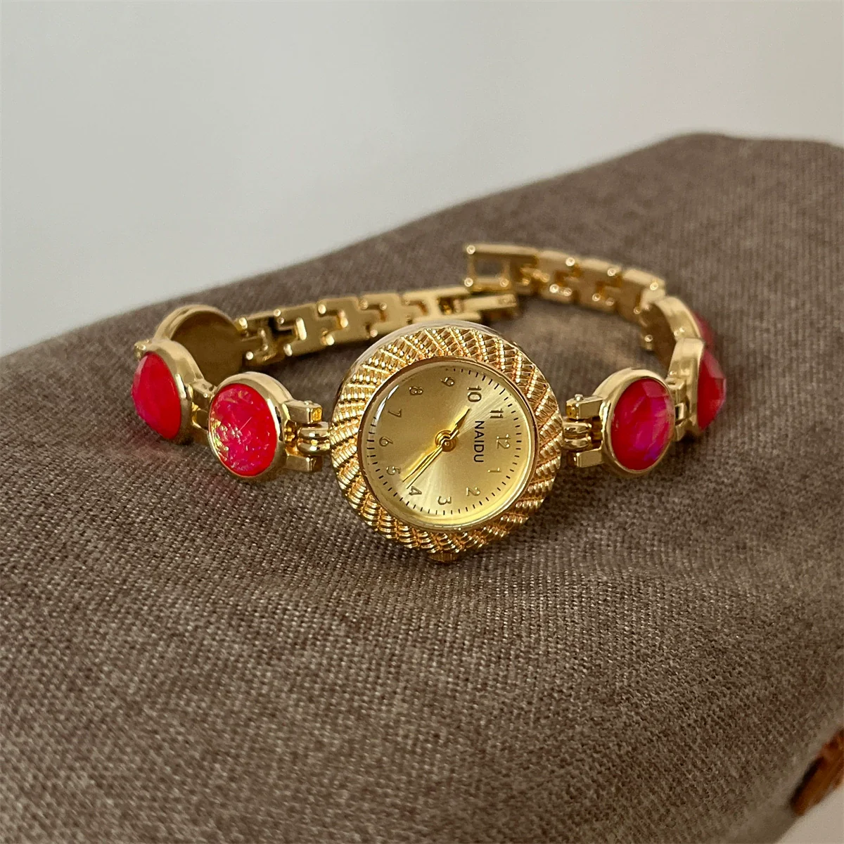 Secondhand Luxury Highend Colorful Women's Metal Bracelet Quartz Watch With Cat's Eye Chain And Round Dial - Image 8
