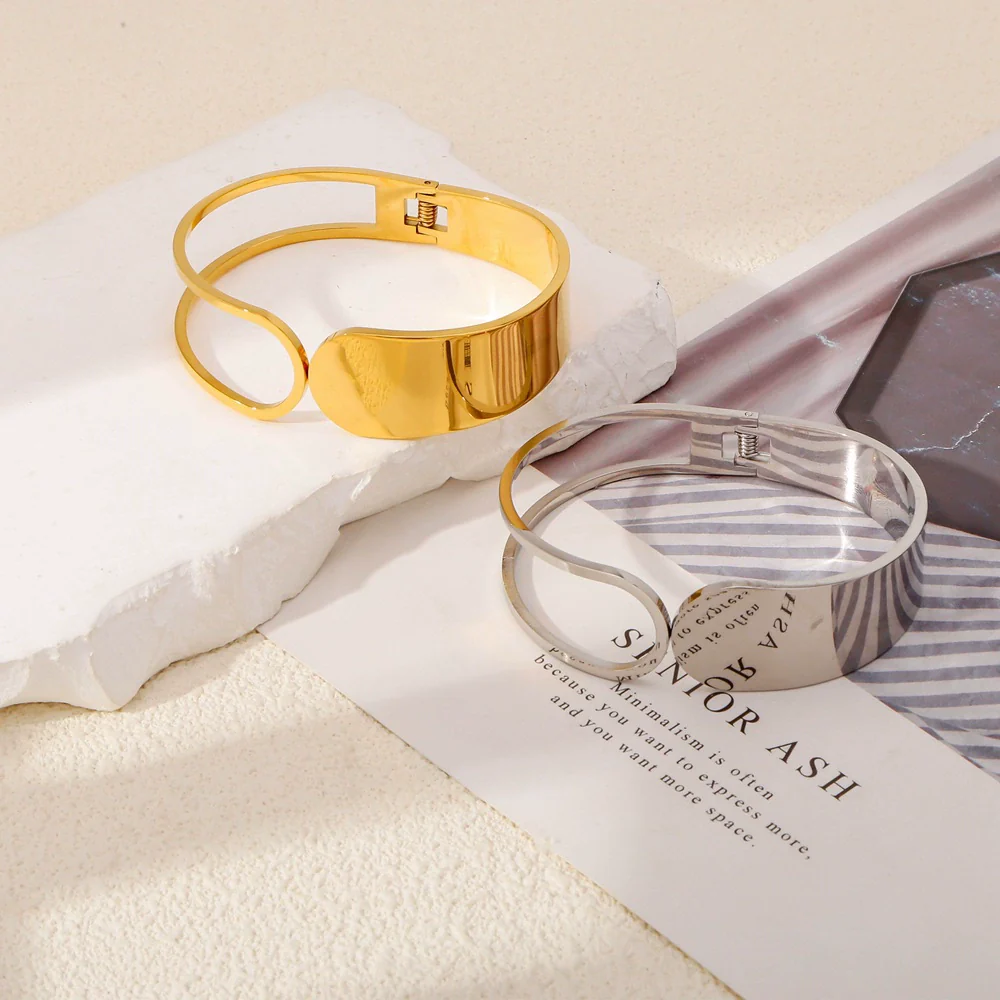 Simple Geometric Stainless Steel Bracelet With Electroplated Buckle - Image 3