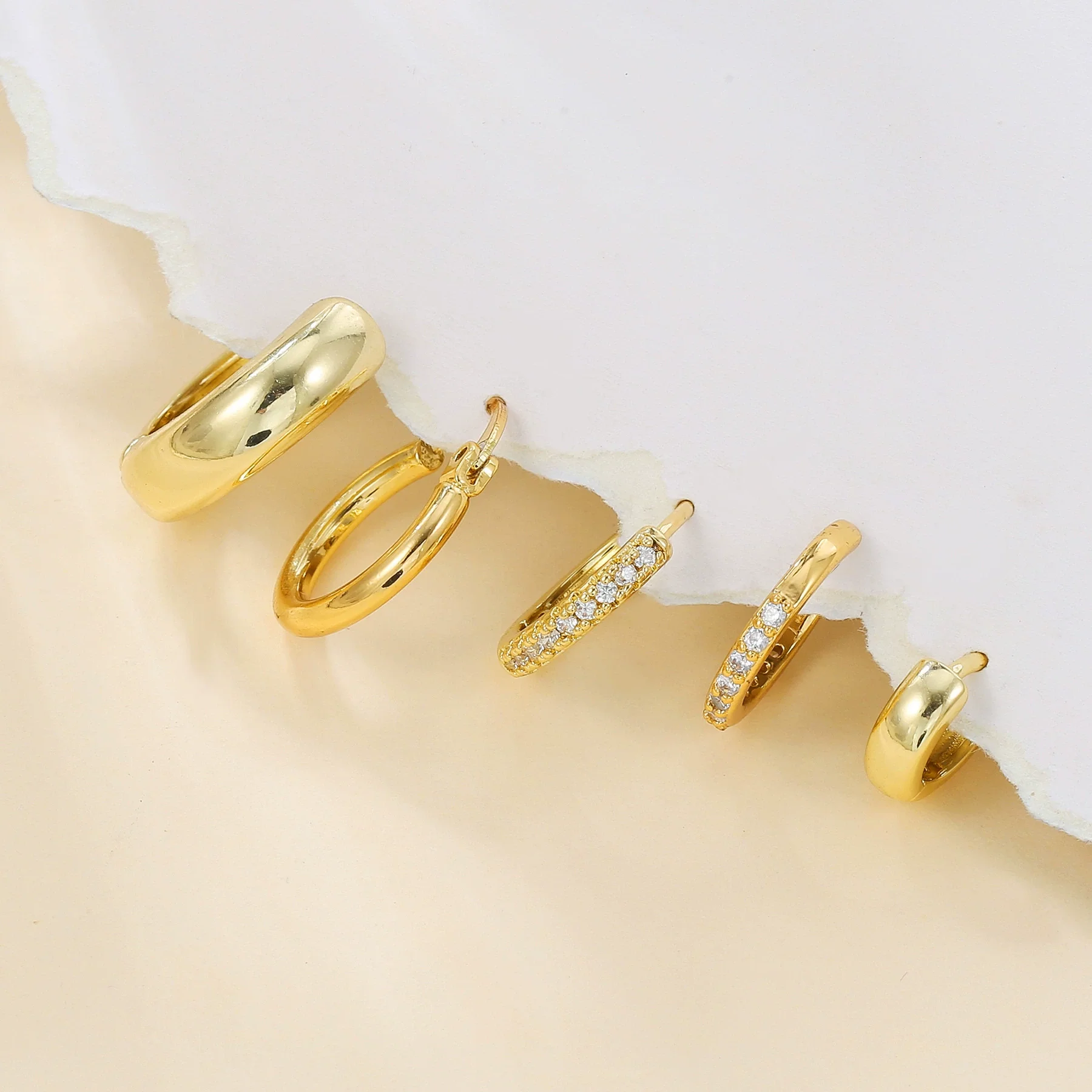 Simple Glossy Circle Highend Twisted Copper Needle Earrings With Geometric Pattern And Zirconia Processing - Image 2