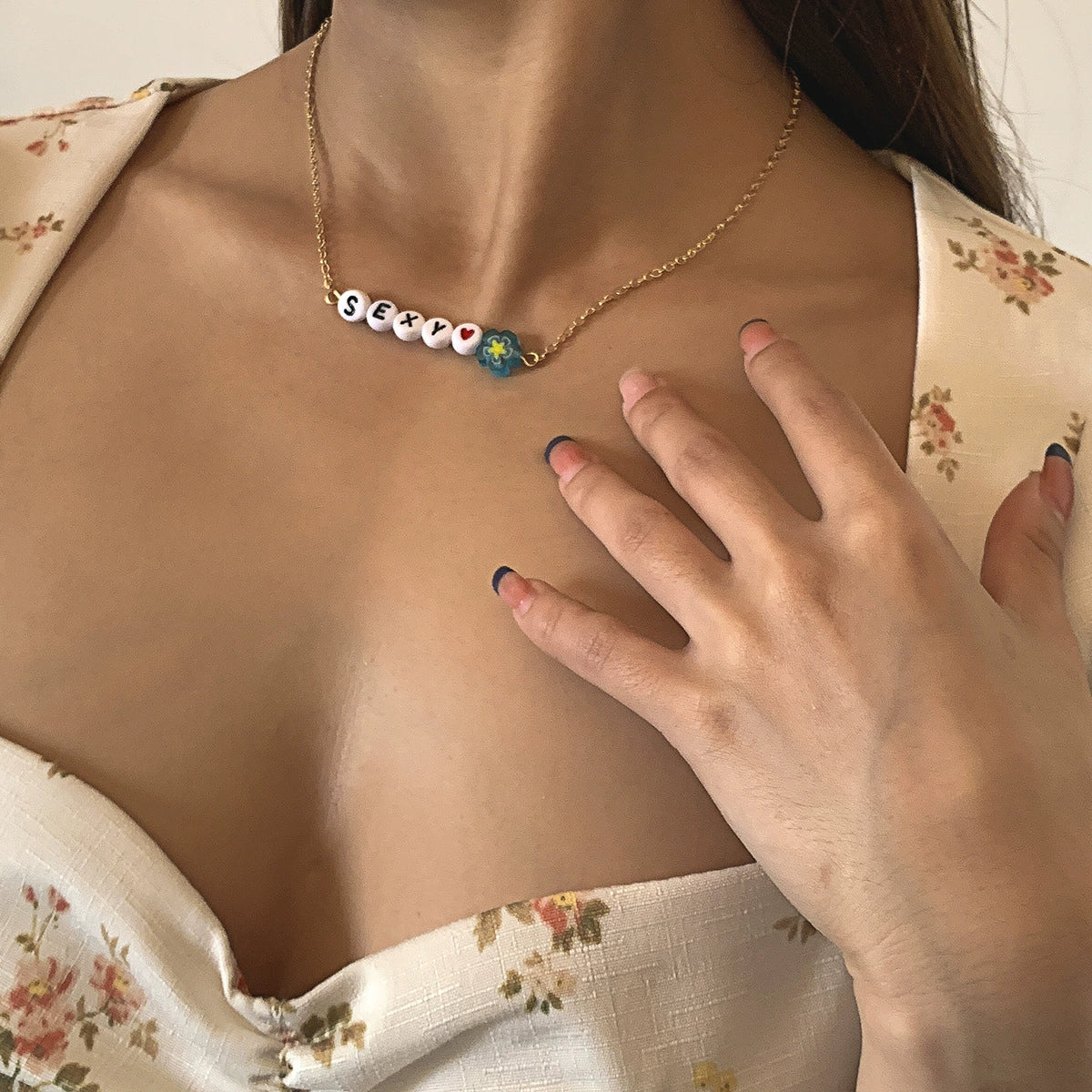 Simple Metal Chain Letter Glass Small Flower Collarbone Necklace Material Fine Copperclad Iron Acrylic Glass Flower Process Electroplating - Image 7