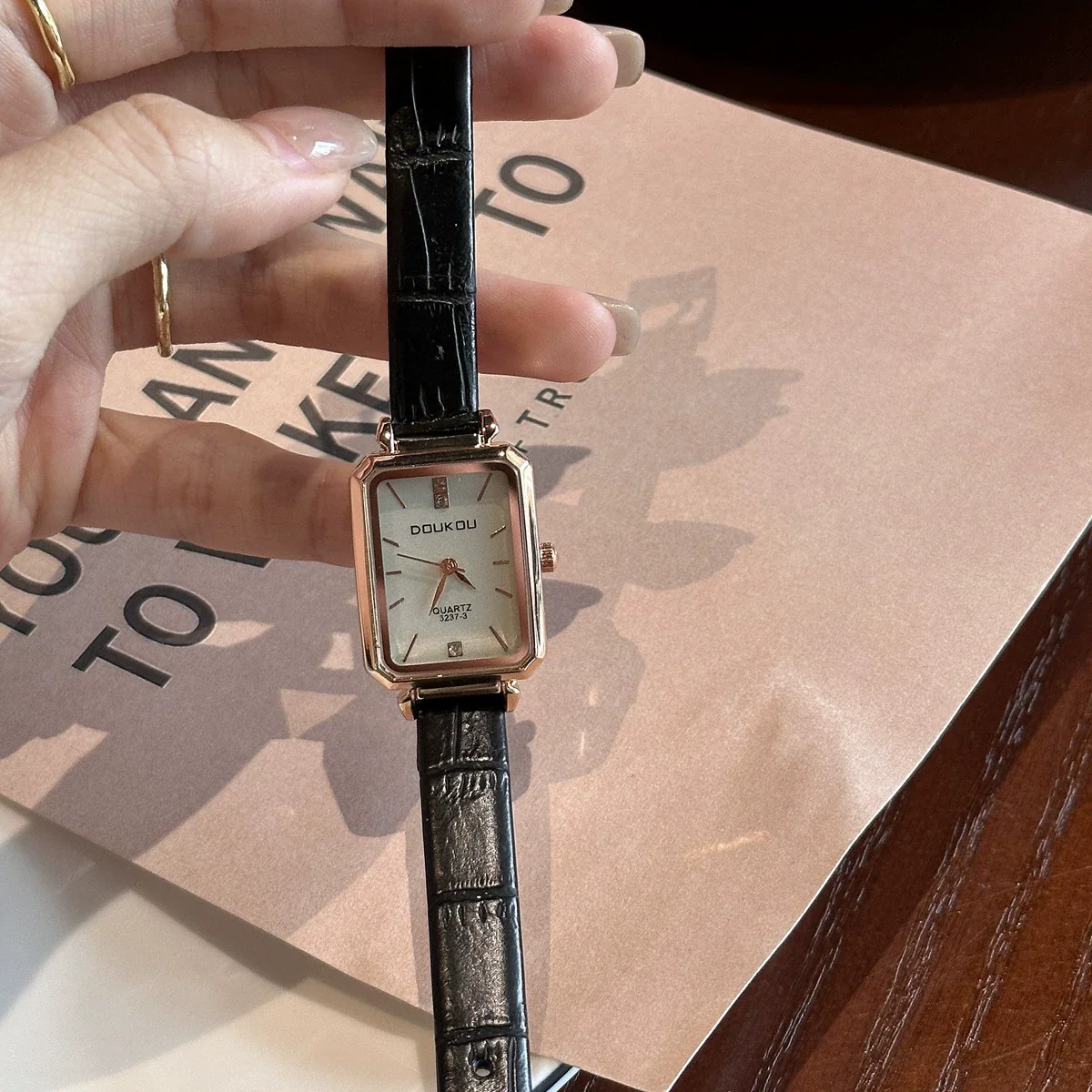 Square Alloy Women's Watch Elegant Casual Style For High School Students - Image 2
