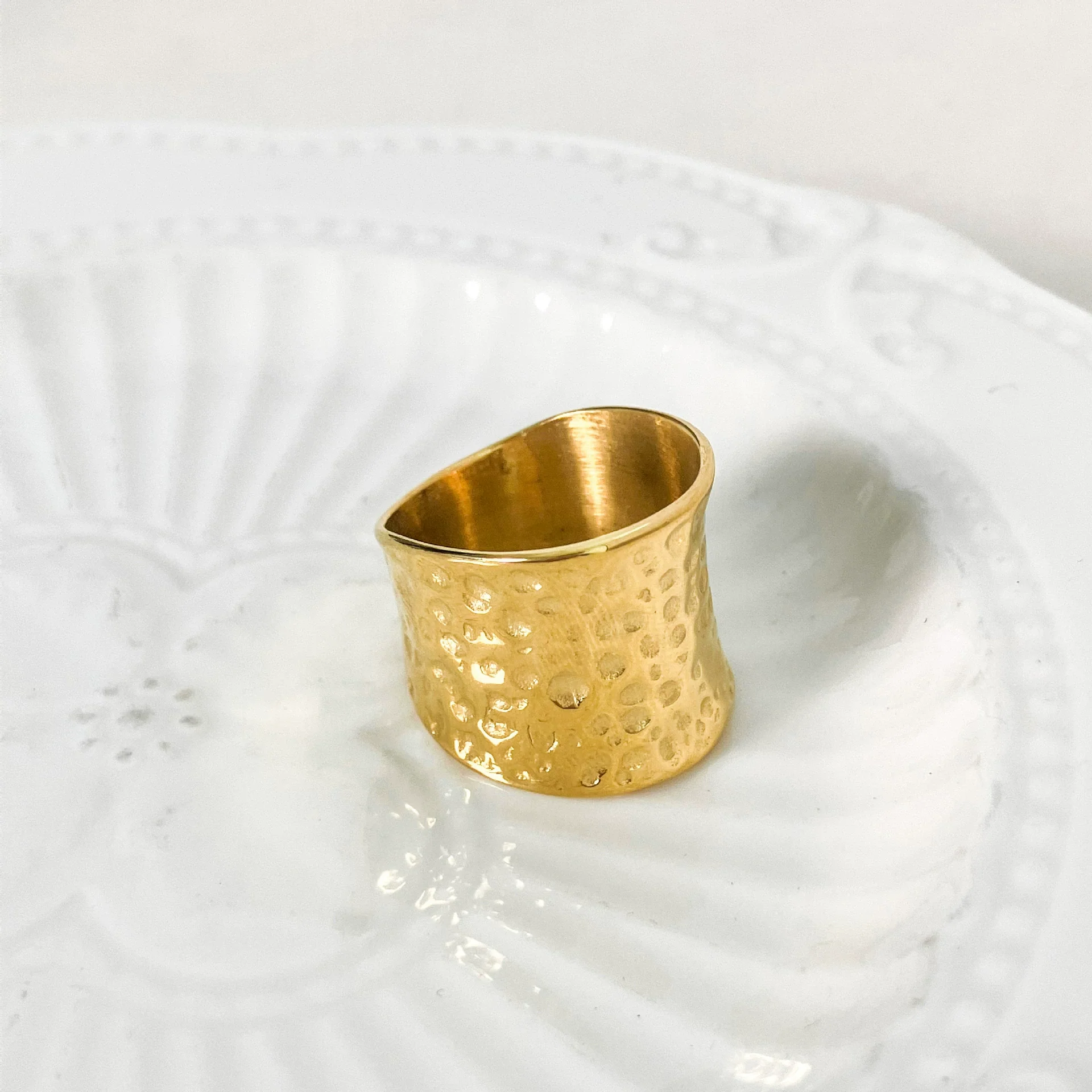 Stainless Steel Fashion Ring For Men And Women With Embossed Design And 14K Gold Plated Electroplating - Image 3