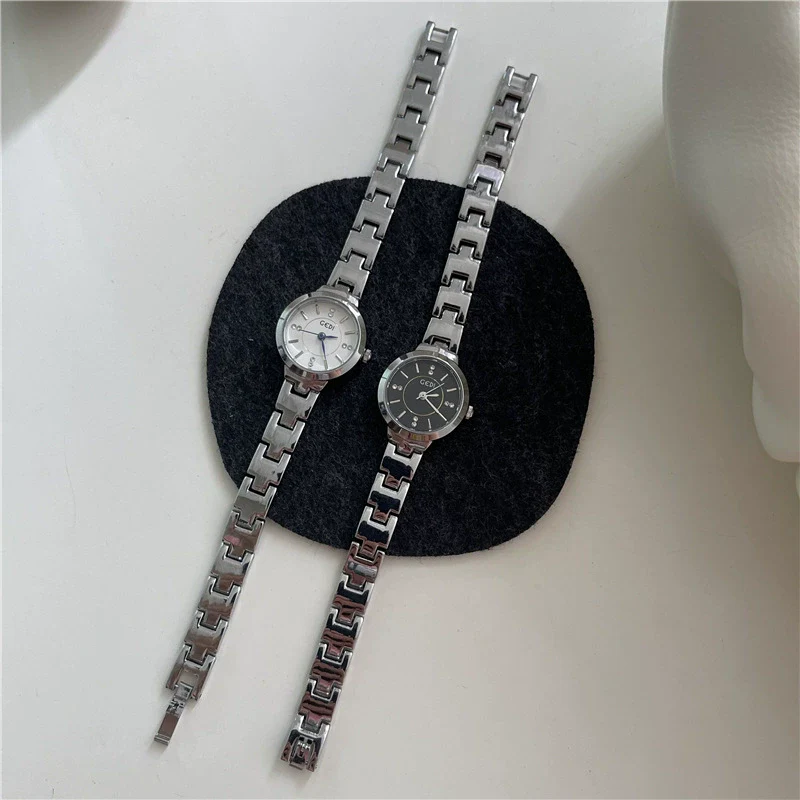 Steel Belt Bracelet Quartz Watch For Women With Alloy Case And Ordinary Glass Mirror Simple Small Dial And Rhinestone Scale Casual Style