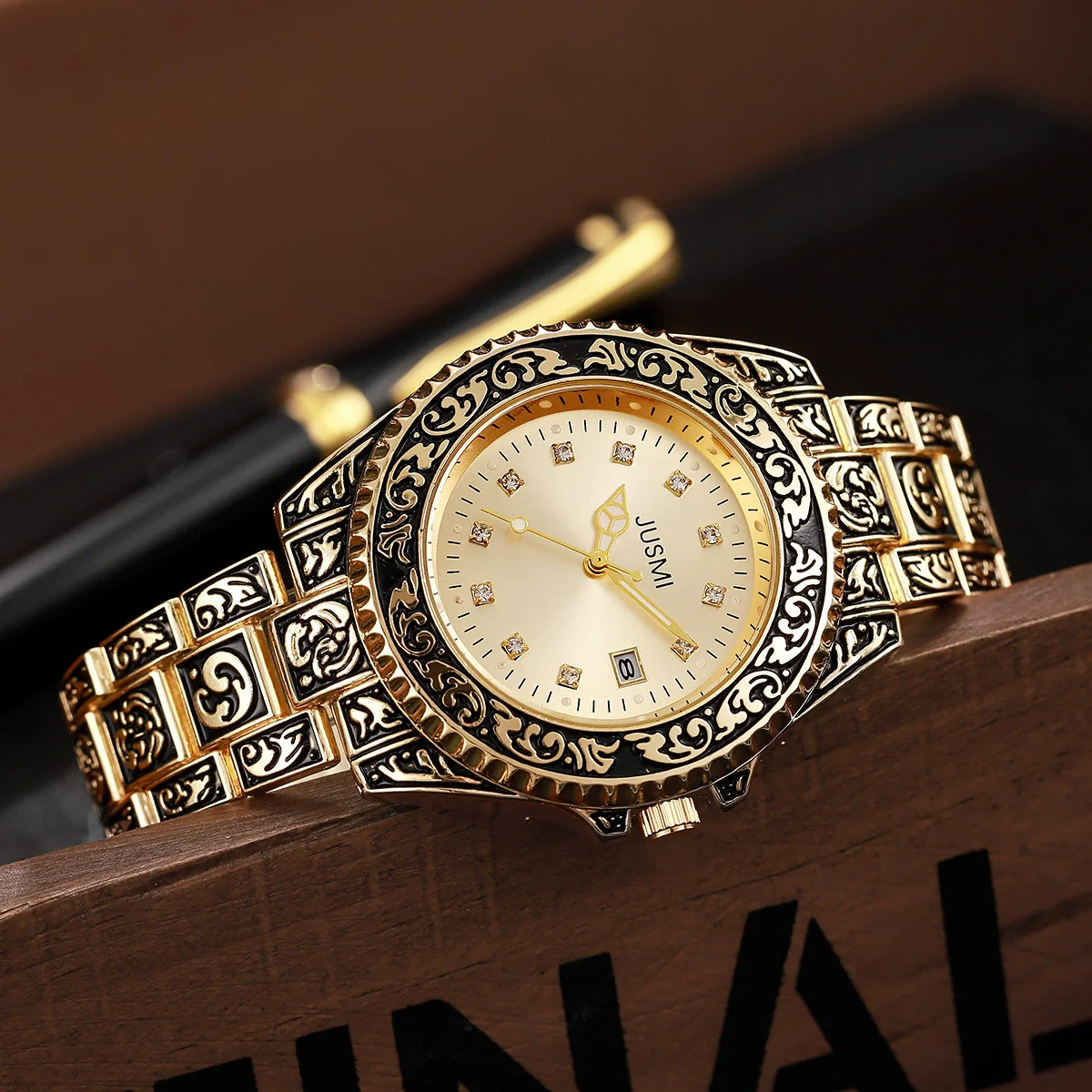 Vintage Fashion Gold Alloy And Stainless Steel Carved Round Dial Men's Quartz Watch - Image 2