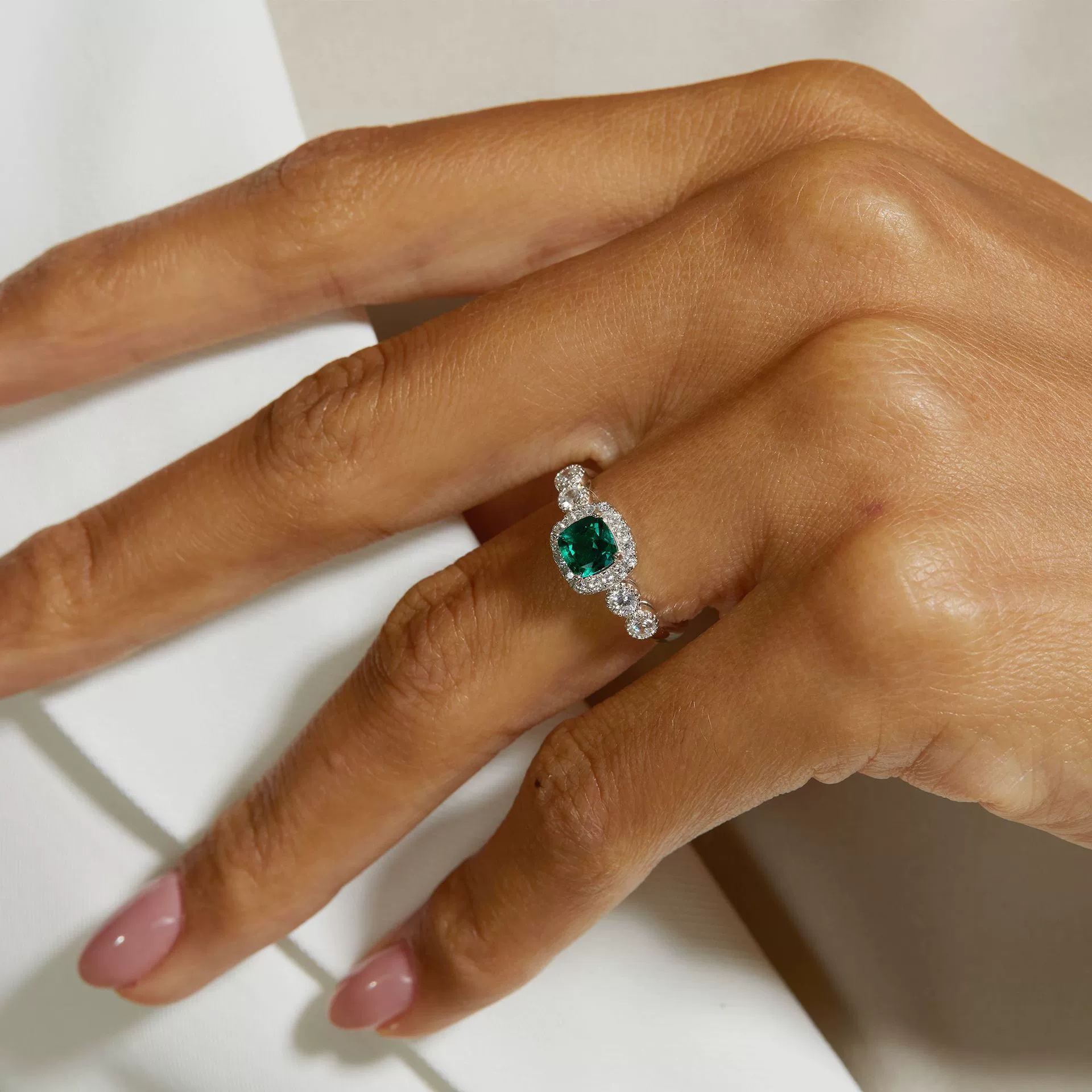 Vintage Light Luxury Cultivation Emerald Ring 925 Silver Inlay Geometric Style Set With Diamonds For Women - Image 2
