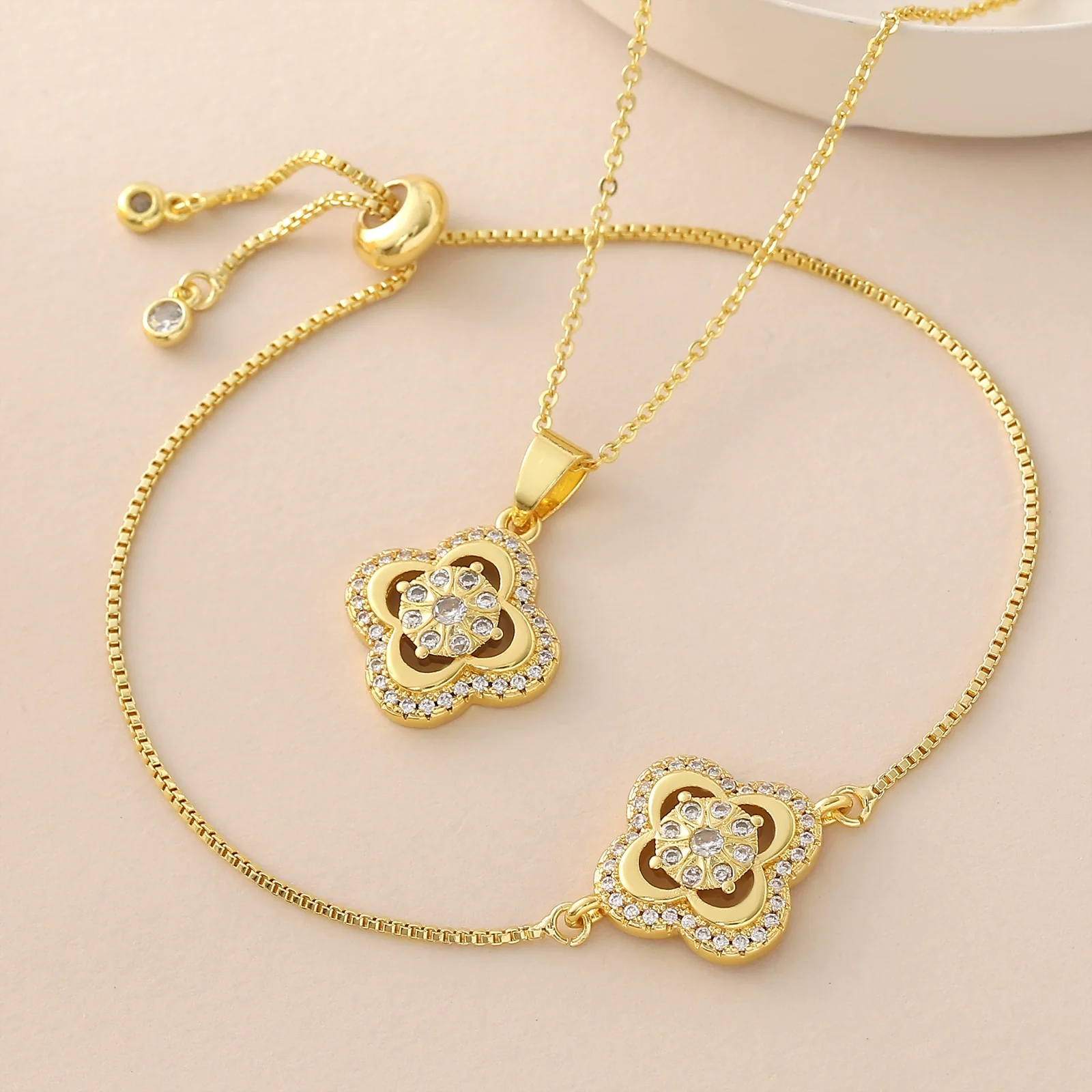 Wholesale 18K Gold Plated Copper Diamondencrusted Fourleaf Clover Necklace And Bracelet Jewelry Set For Women - Image 7