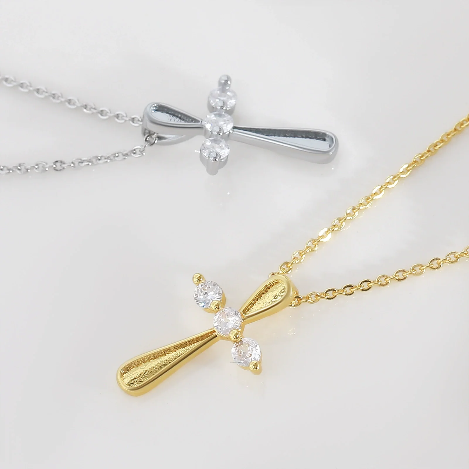 Wholesale 18K Gold Plated Zircon Inlaid Cross Copper Necklace For Unisex With Unique Design - Image 4