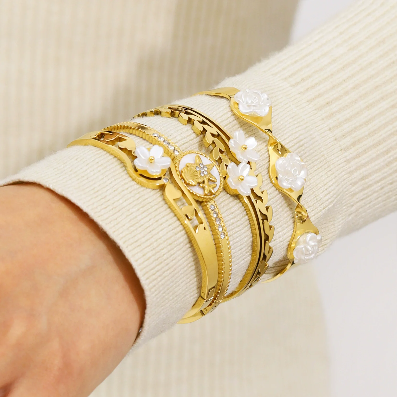 Wholesale Accessories Gold Plated Stainless Steel With Flower Elements Fashion Niche Design - Image 2