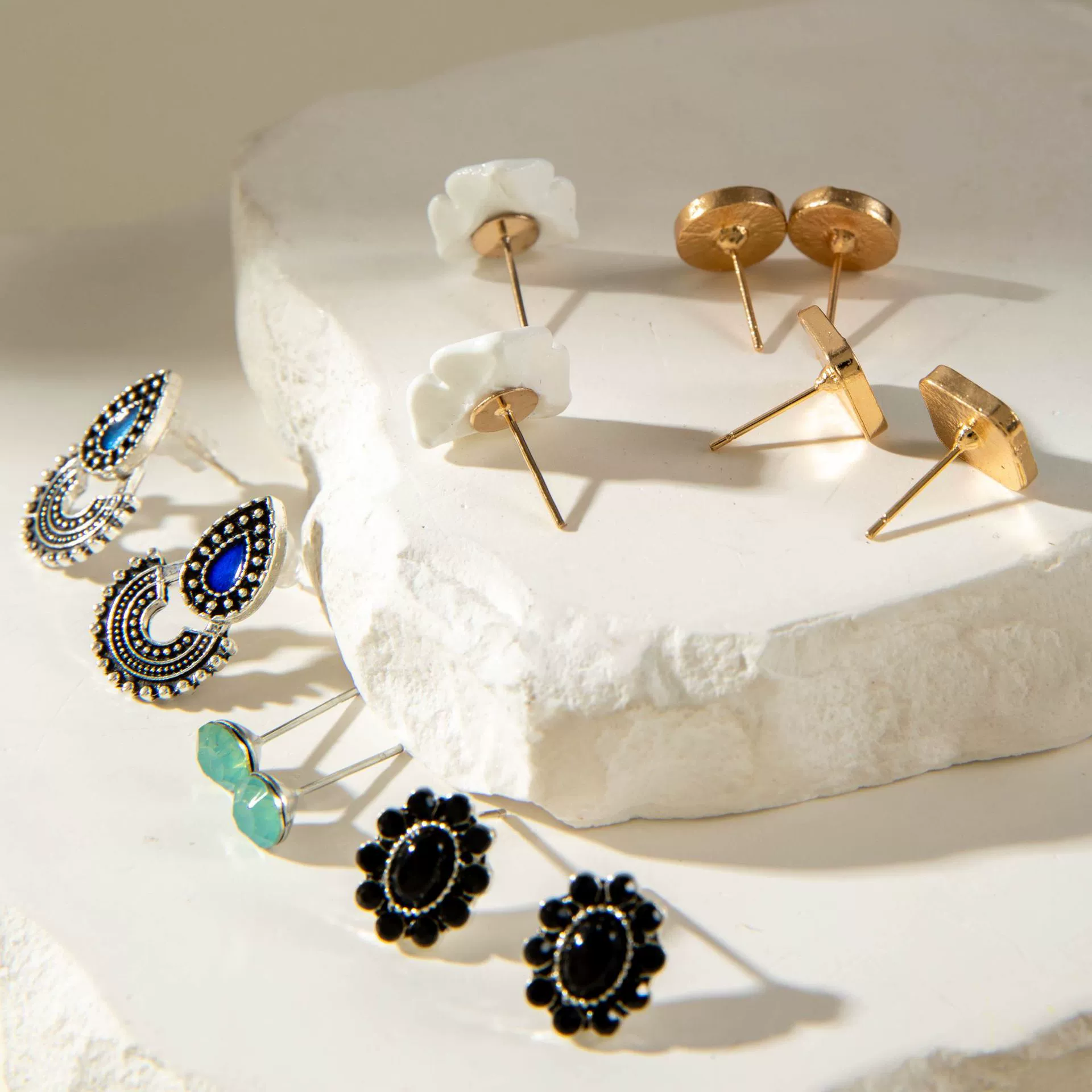 Wholesale Alloy Fashion Simple White Flower Geometric Gem Drops Fanshaped Heart Vintage Electroplated Earrings Sixpiece Suit - Image 4