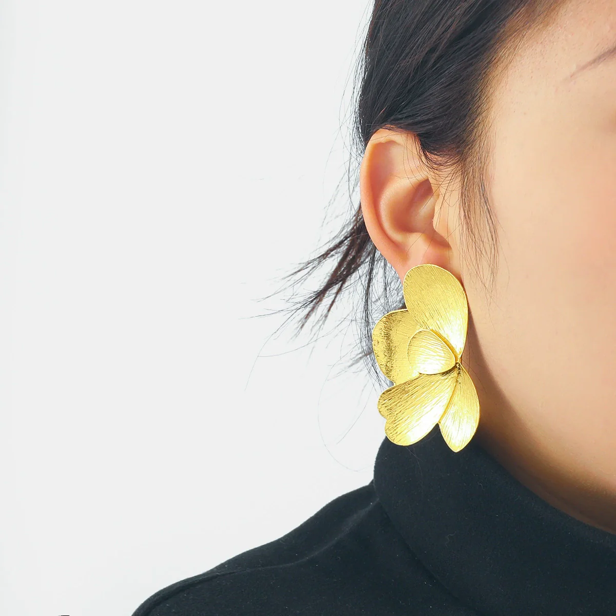 Wholesale Alloy Fashion Women's Flower Earrings With Electroplating - Image 2