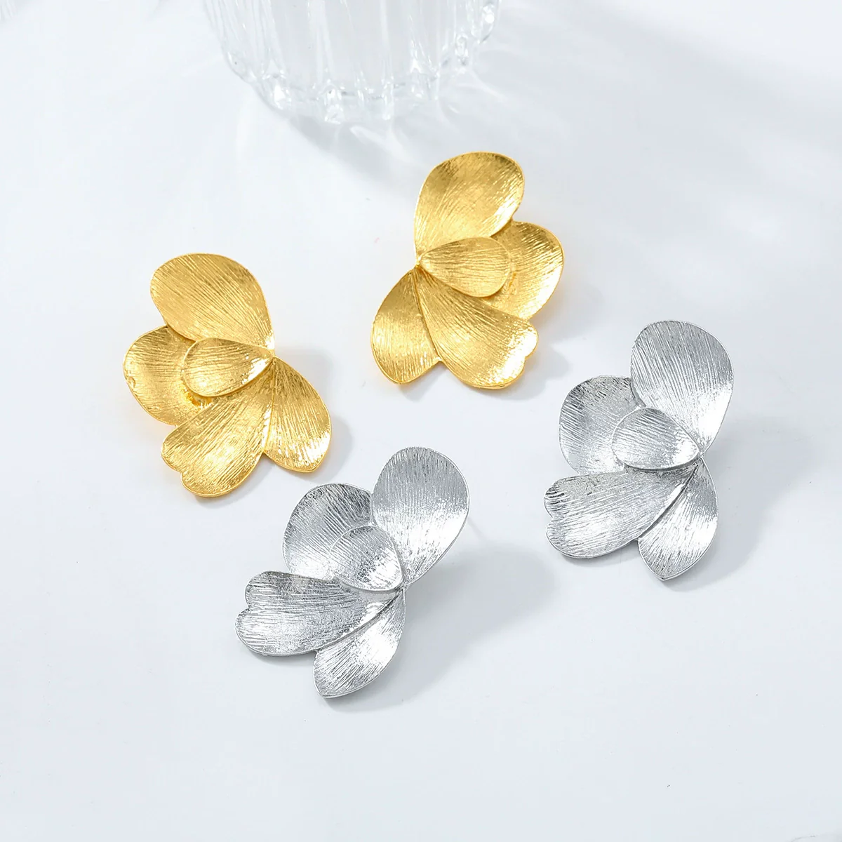 Wholesale Alloy Fashion Women's Flower Earrings With Electroplating - Image 3
