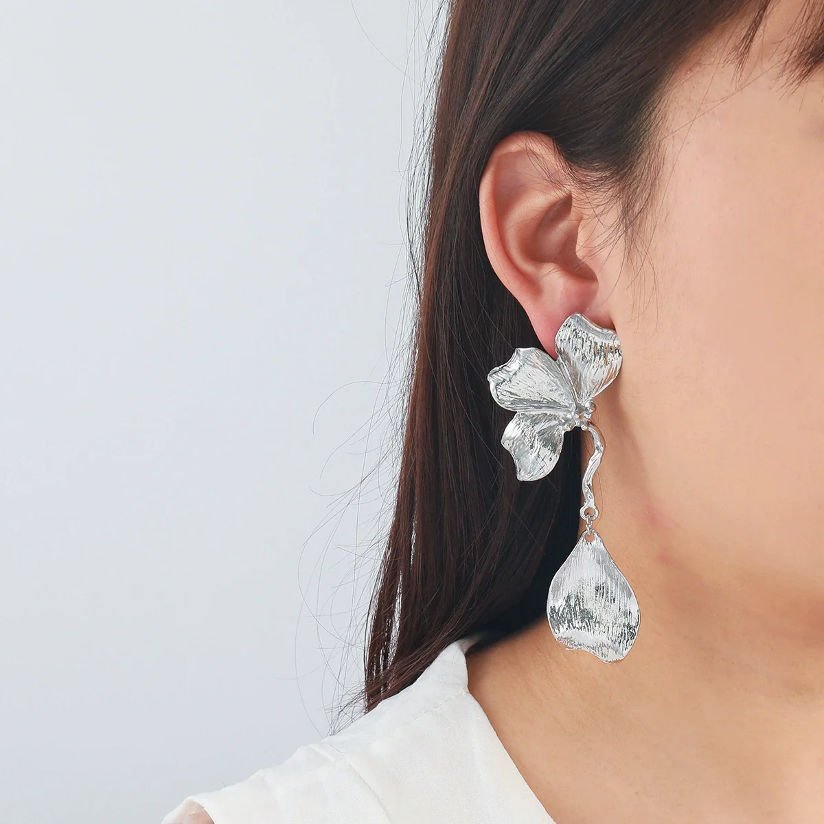 Wholesale Alloy Flower And Leaves Pattern Electroplated Women's Fashion Earrings
