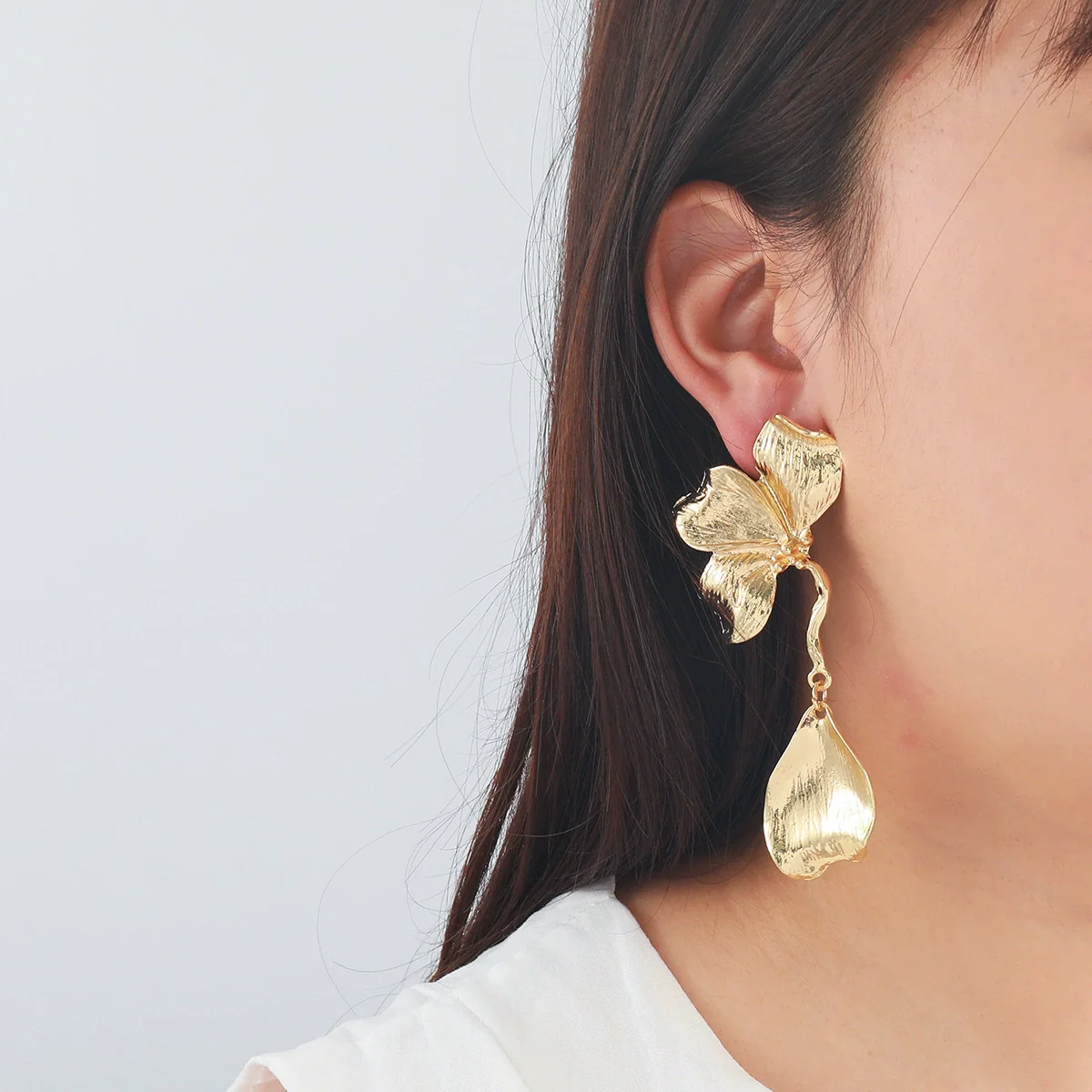 Wholesale Alloy Flower And Leaves Pattern Electroplated Women's Fashion Earrings - Image 2