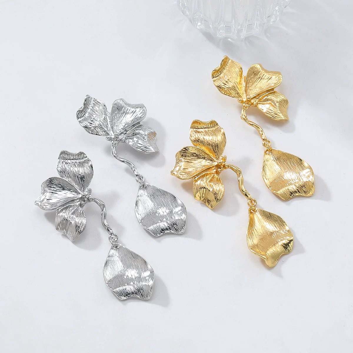 Wholesale Alloy Flower And Leaves Pattern Electroplated Women's Fashion Earrings - Image 3