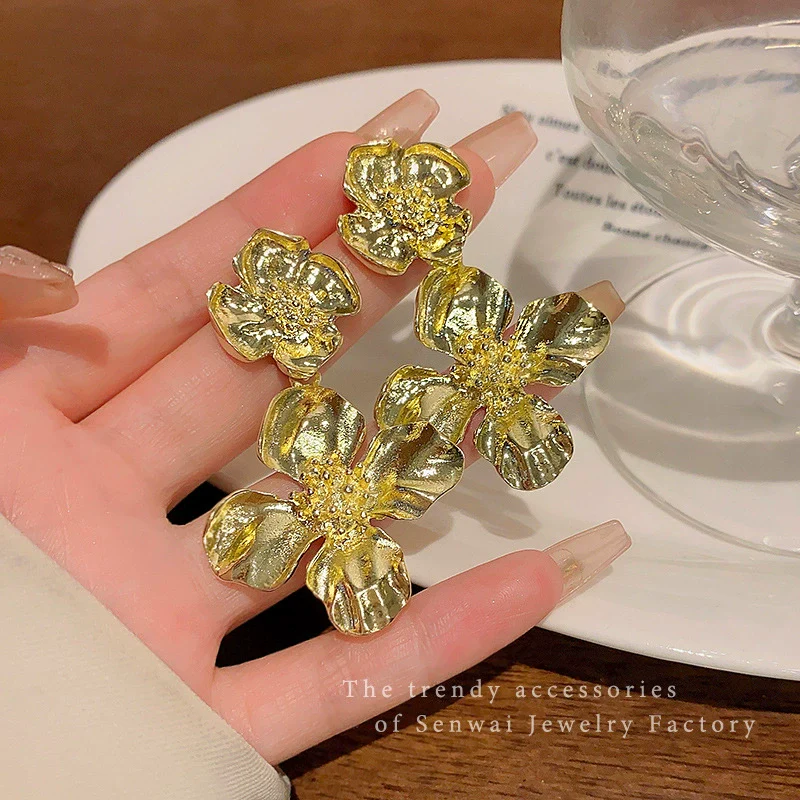 Wholesale Alloy Flower Earrings For Women Electroplated Light Luxury Retro Style - Image 2